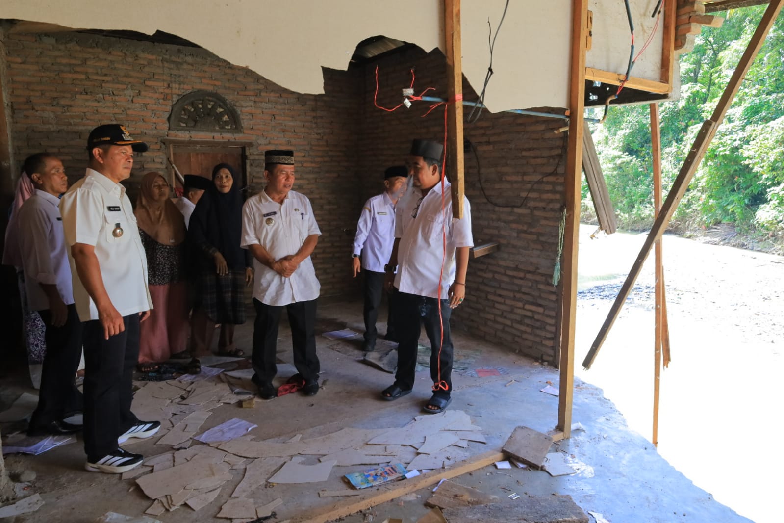 Bupati Pasaman, Welly Suhery saat tinjau banjir di Rao Selatan